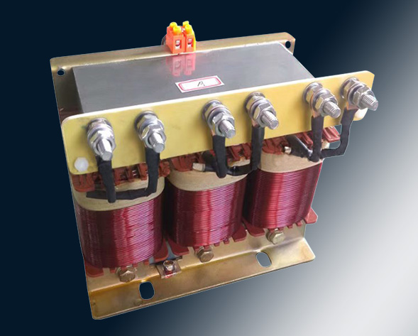 TKSG/TKDG濾波電抗器通過(guò)的是交流電流，它與濾波電容器串聯(lián)使用，組成諧振電路，使其在規(guī)定的頻率點(diǎn)上諧振，濾指定的高次諧波；同時(shí)還可實(shí)玖電力系統(tǒng)的無(wú)功補(bǔ)償和…